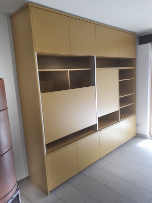 1 Wohnzimmerschrank Gelb Geschlossen